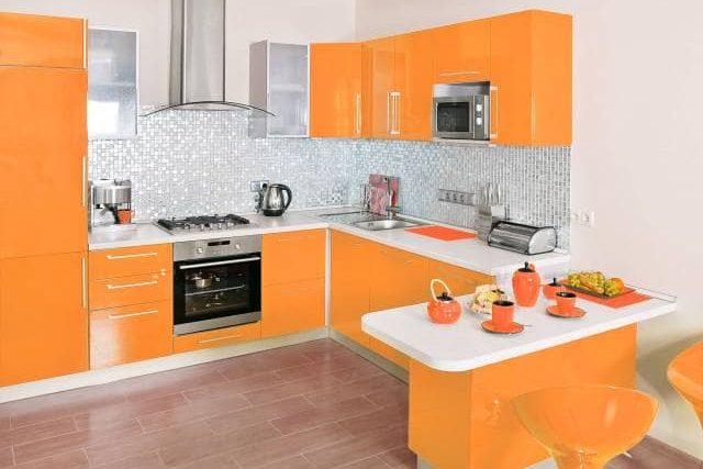 оранжевый цвет в помещении кухни фото
