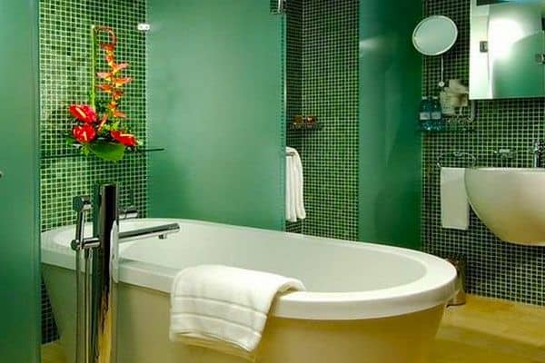 отделка маленькой ванной комнаты в зеленом цвете фото